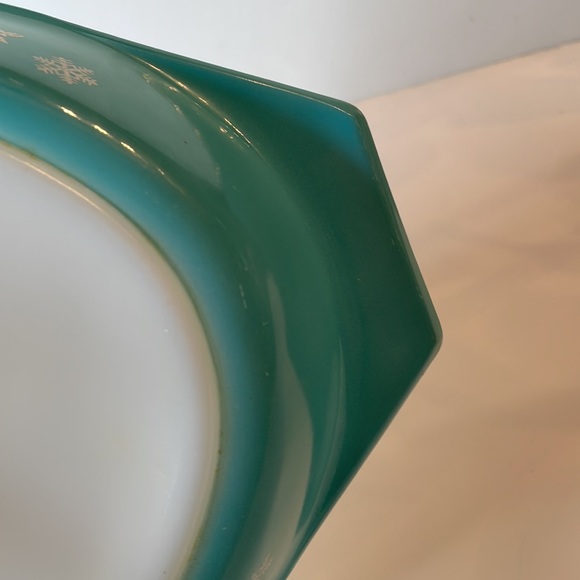 Vintage Pyrex White on Turquoise Snowflake 1 1/2 qt Divided Casserole Dish - Picture 6 of 10